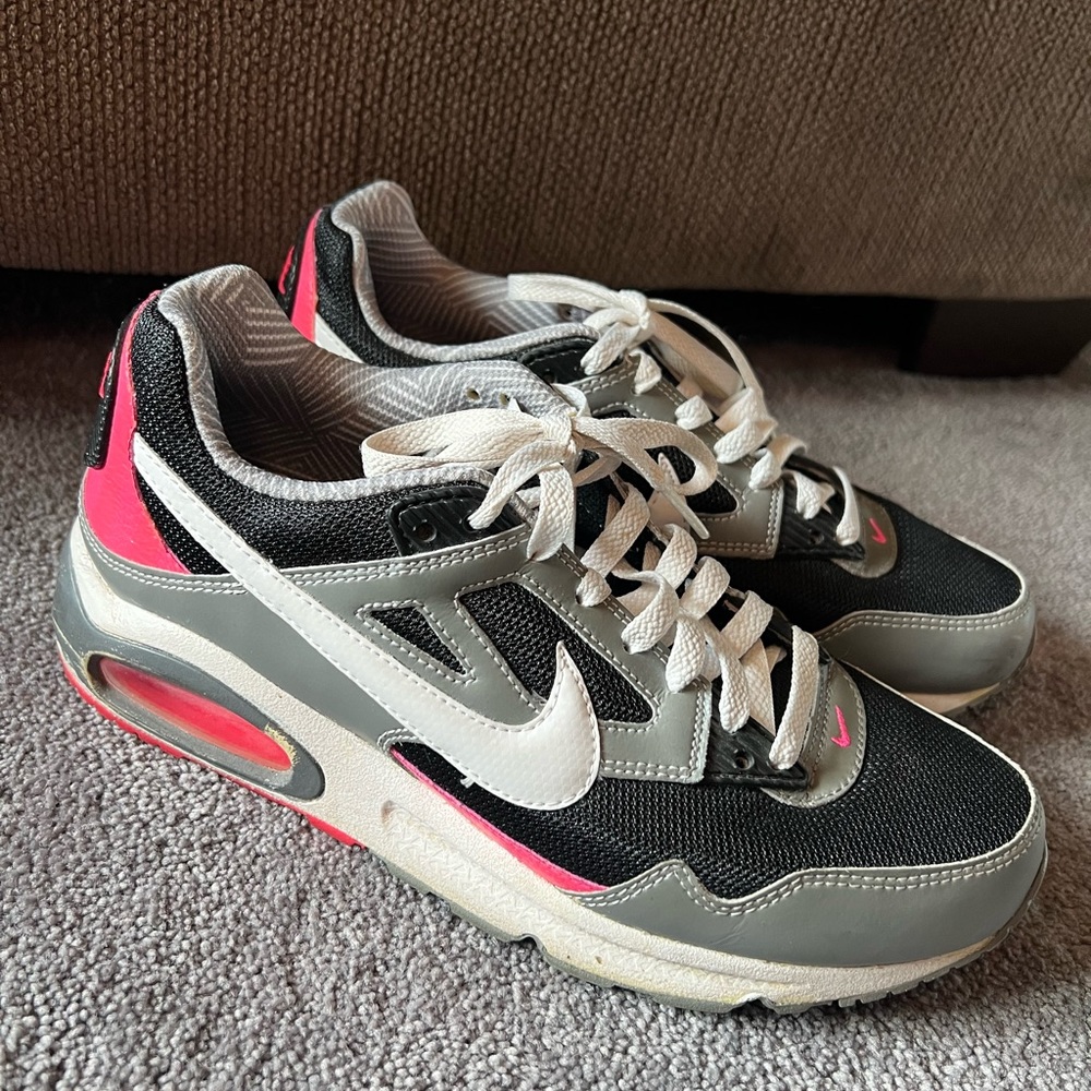 Nike Air Max size 9 women’s pre-owned